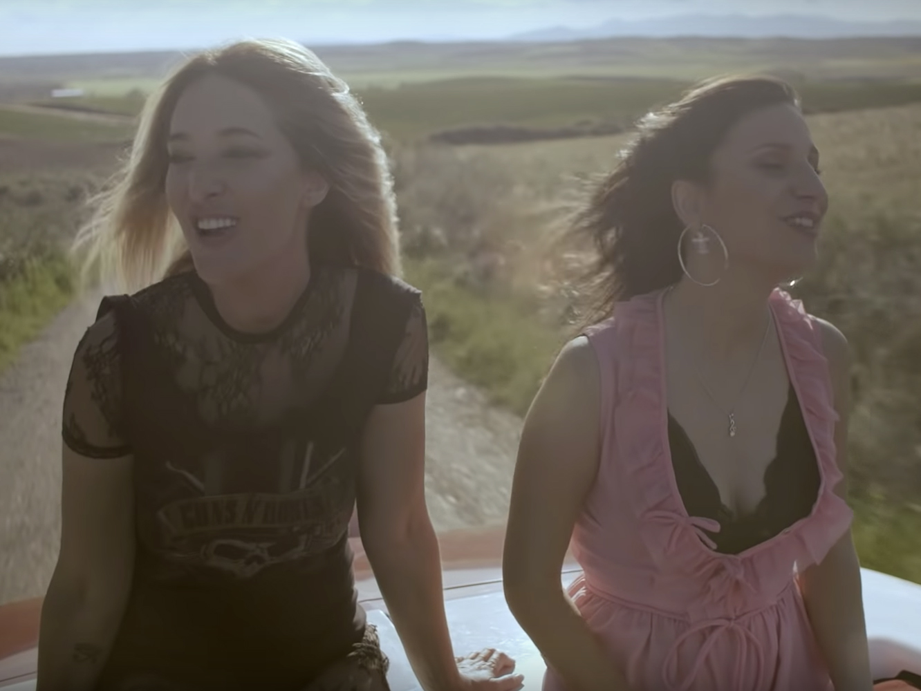  Ella Baila Sola se montan un curioso road trip en el vídeo de su nuevo single, ‘Mírame’