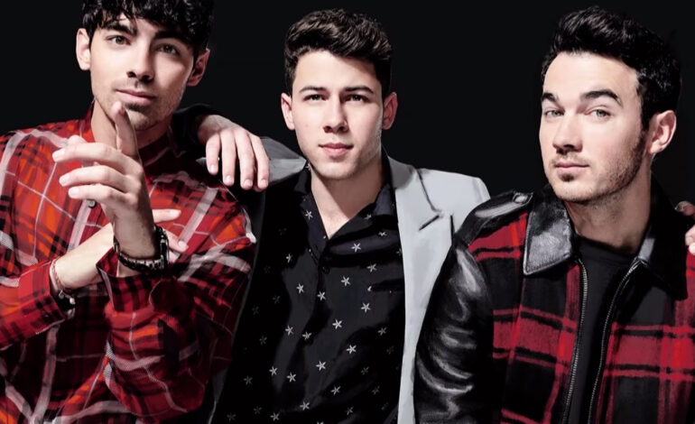  Jonas Brothers presentan los hits ‘Sucker’ y ‘Burning Up’ y el flop ‘Cool’ en Saturday Night Live