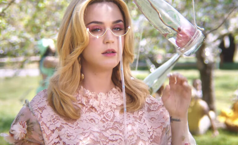  Katy Perry, entre el retiro espiritual y un anuncio de El Corte Inglés en ‘Never Really Over’