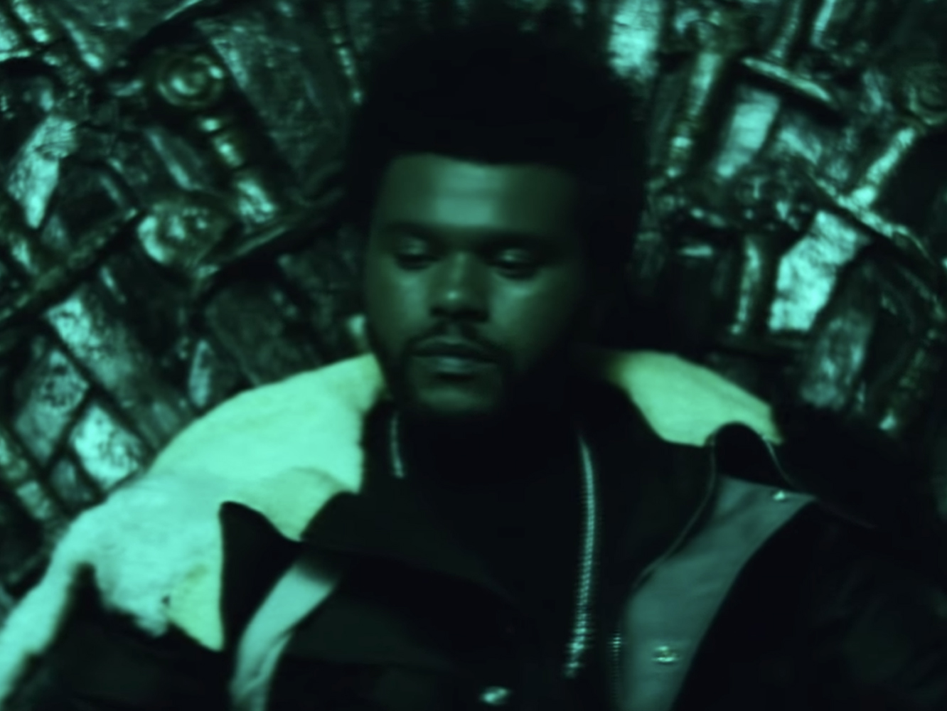  The Weeknd, SZA y Travis Scott comparten en trono de hierro en ‘Power Is Power’