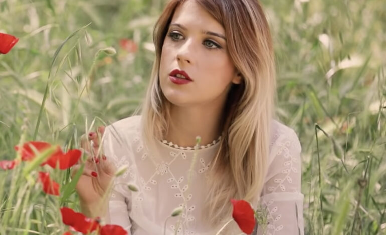  Spanish Kacey Musgraves, Virginia Laboem, vuelve al inglés en el vídeo de ‘Let Me Be Me’