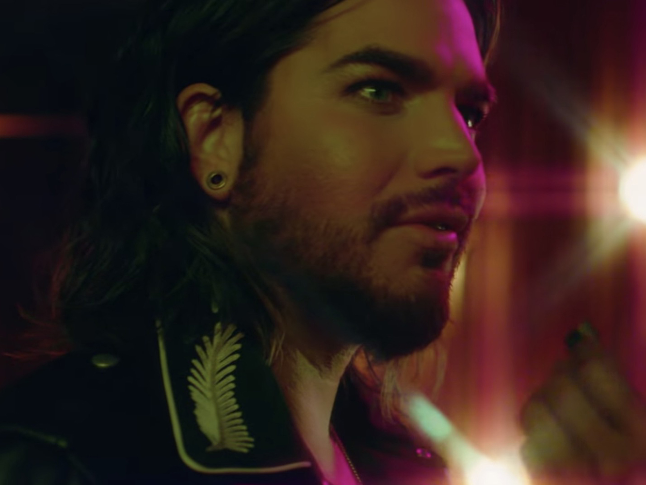  American ‘Brigada Costa Del Sol’: Adam Lambert estrena el vídeo de ‘Comin In Hot’