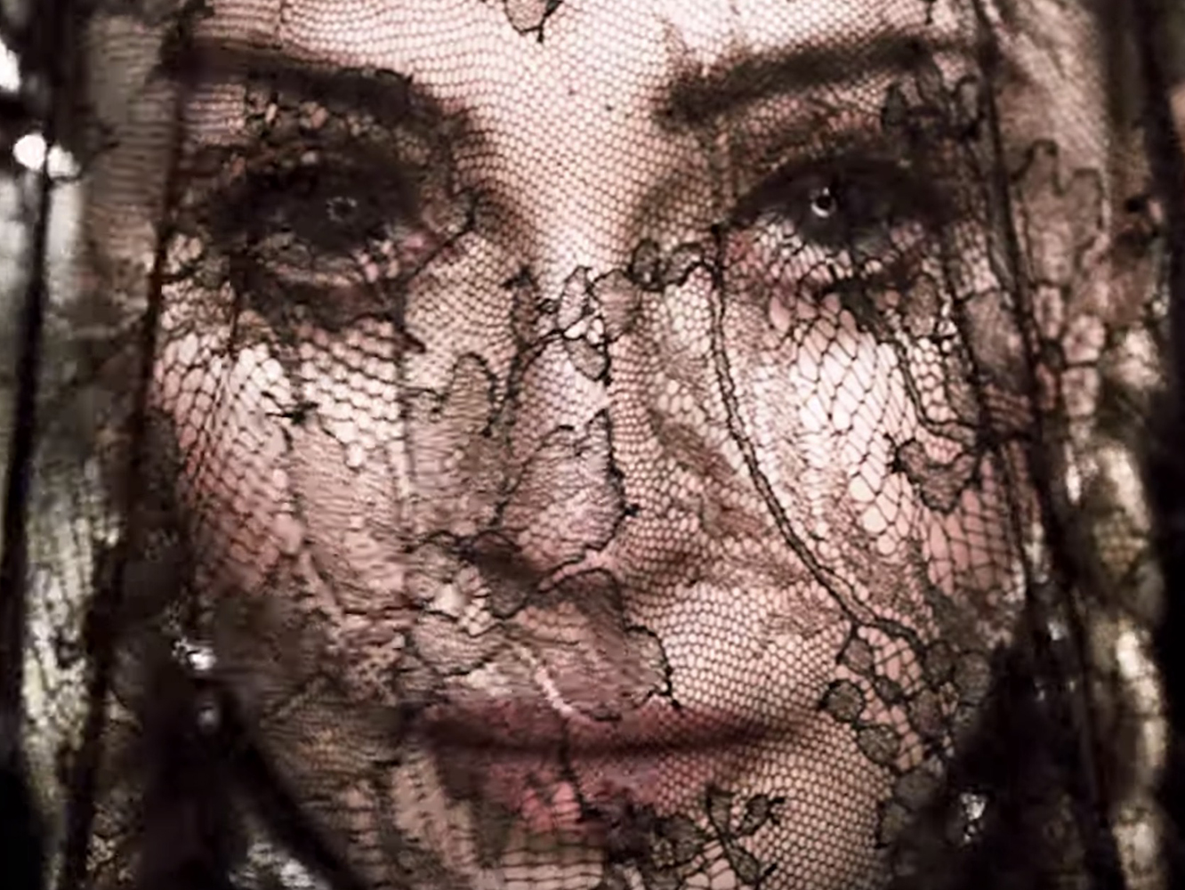  The old Madonna can come to the phone right now… ‘Dark Ballet’ cuenta con un espectacular vídeo