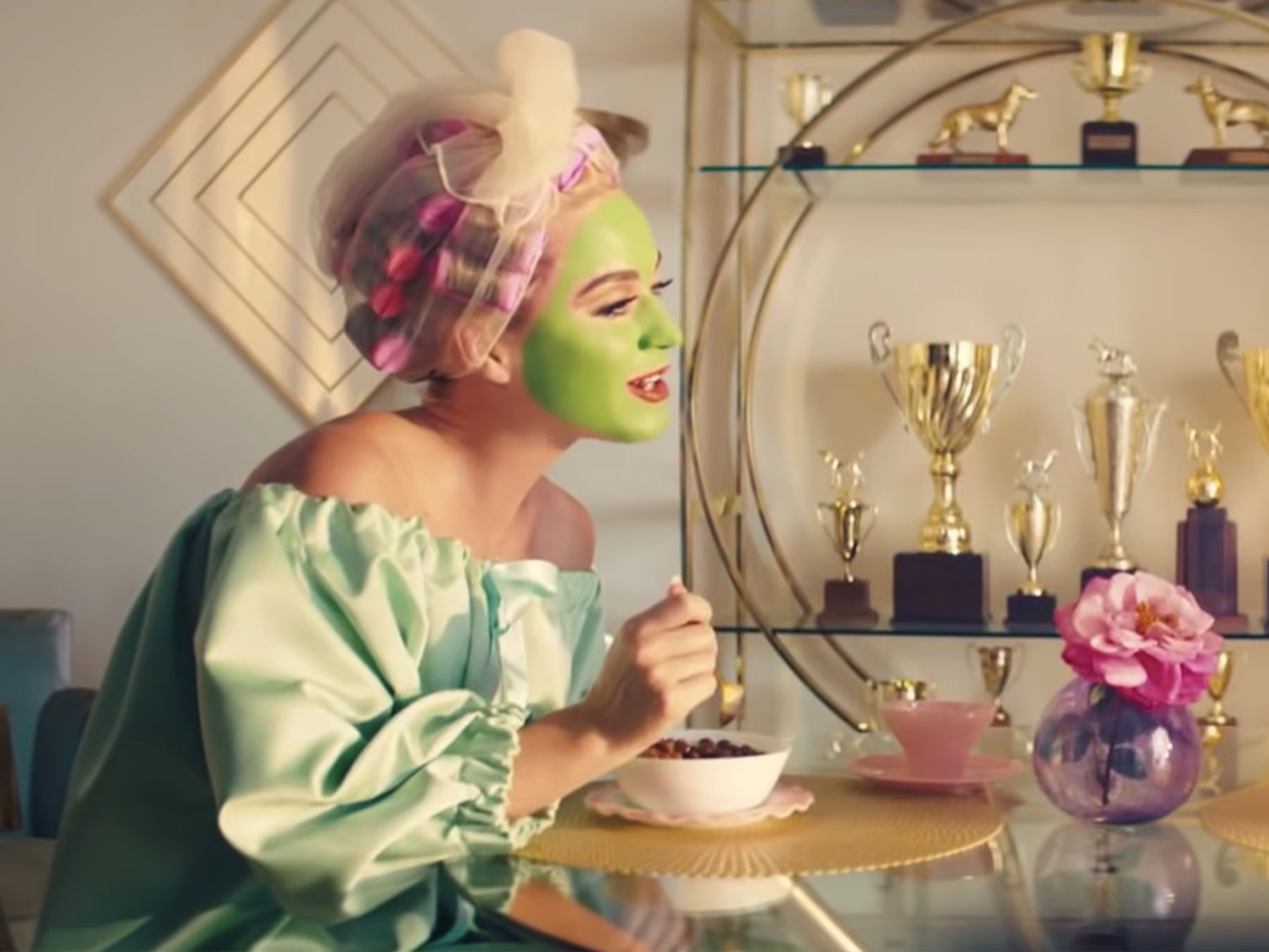  El vídeo de Katy Perry para ‘Small Talk’ tiene perritos pero es bastante peor que el lyric video