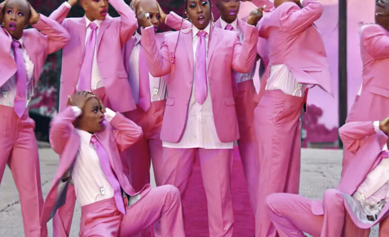 Missy Elliott vuela las pelucas de sus bailarinas en ‘Throw It Back’, no tanto las nuestras