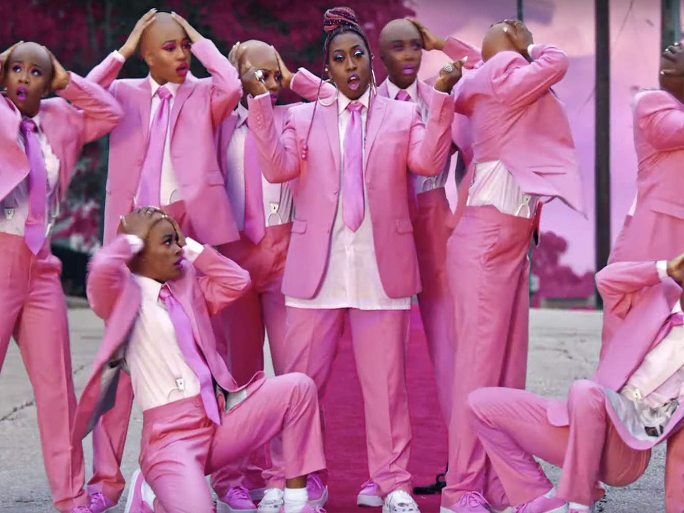  Missy Elliott vuela las pelucas de sus bailarinas en ‘Throw It Back’, no tanto las nuestras