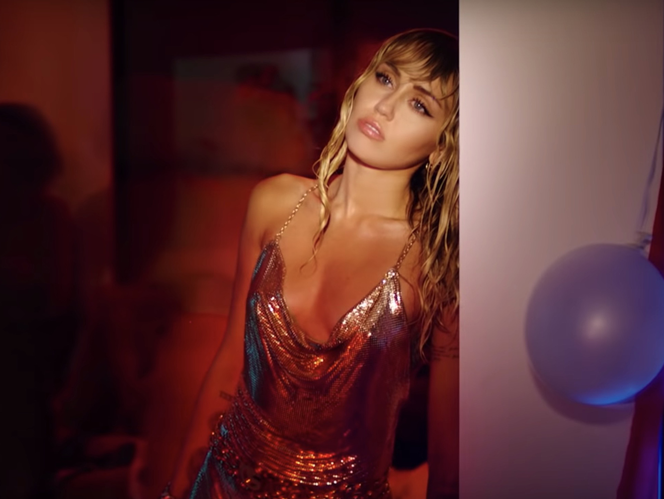  El vídeo de ‘Slide Away’ de Miley Cyrus choca de frente con el de ‘We Can’t Stop’