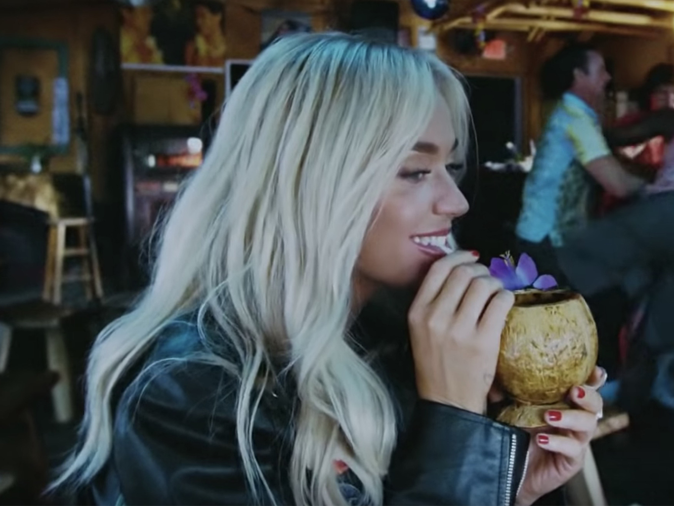  Katy Perry saca a pasear su lado chill en ‘Harleys In Hawaii’ porque qué tenía que perder