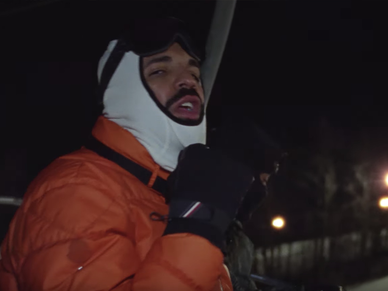  Drake se hace el chungo entre esquiadores en el vídeo de su nuevo no-single, ‘War’