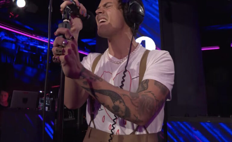  Harry Styles presenta ‘Adore You’ y berrea una de Lizzo en el ‘Live Lounge’
