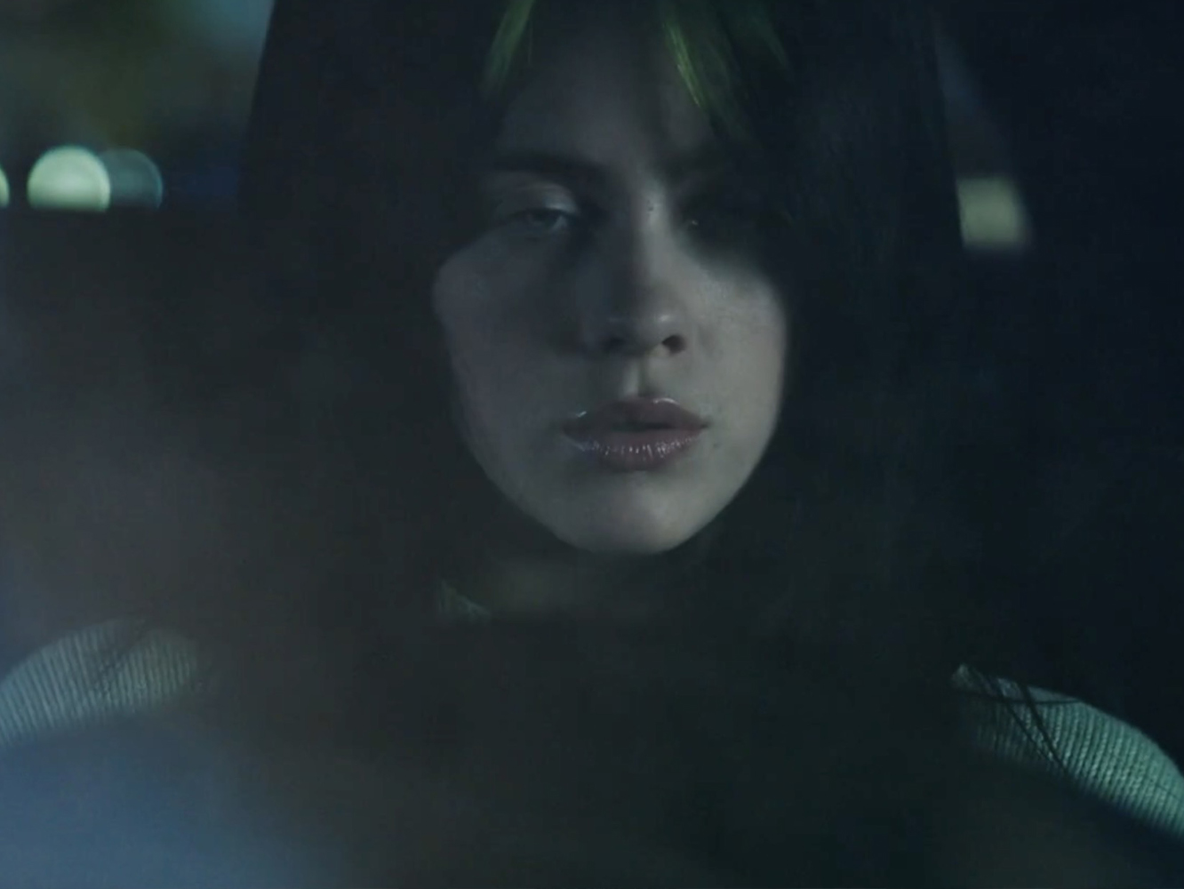  Billie Eilish también mete a Finneas en un coche para el vídeo de ‘Everything I Wanted’