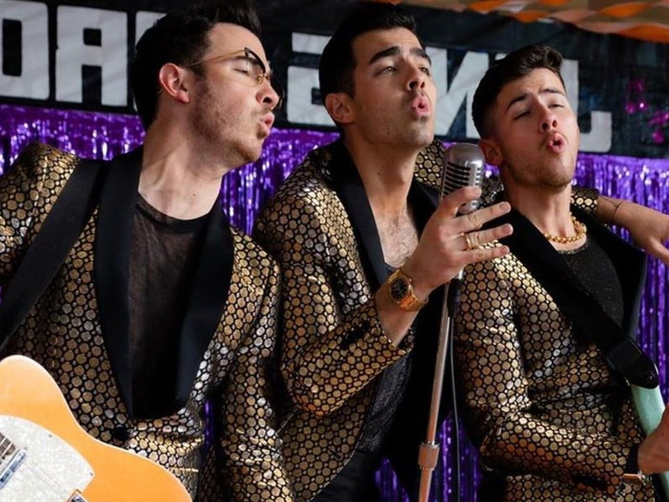  La banda mormona Jonas Brothers & Wives homenajea varias películas en el vídeo de ‘What A Man Gotta Do’