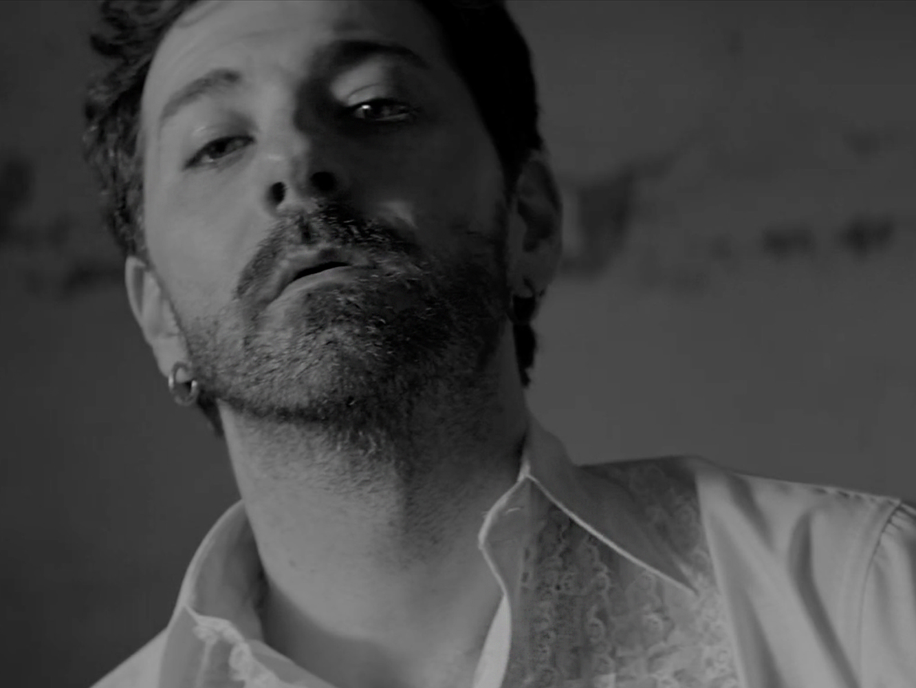 Pasión rural por las nubes en el vídeo de ‘Toro’, el nuevo single de Vicente Navarro