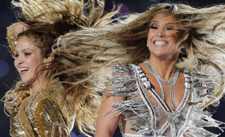  Jennifer Lopez y Shakira, vestidas, provocaron 14 veces más quejas que la Super Bowl en topless de Maroon 5