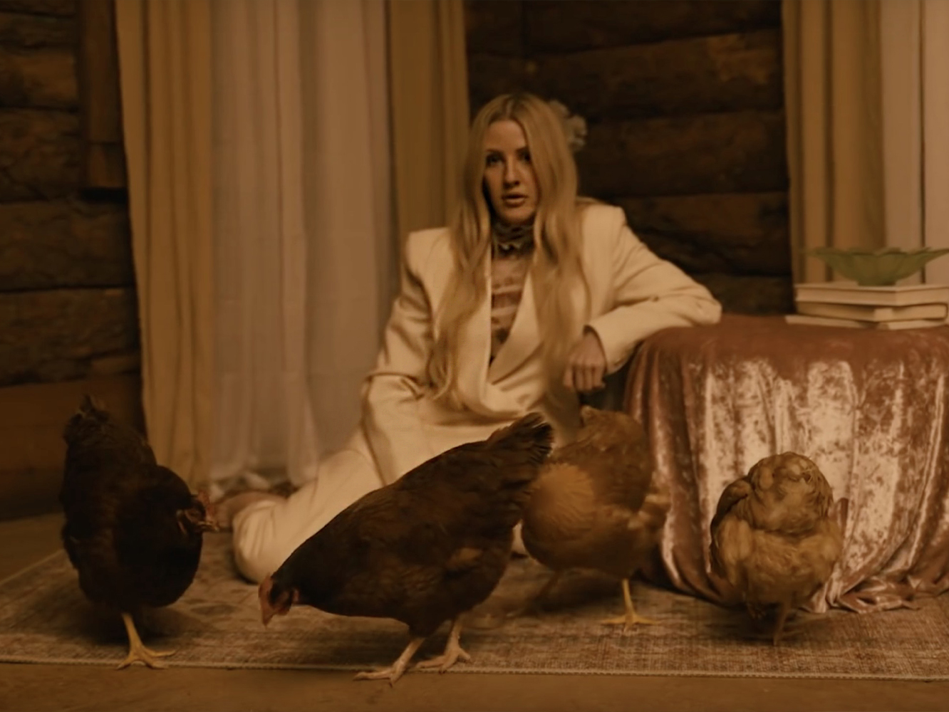  Lo que queda de Ellie Goulding se desangra en el vídeo para ‘Worry About Me’