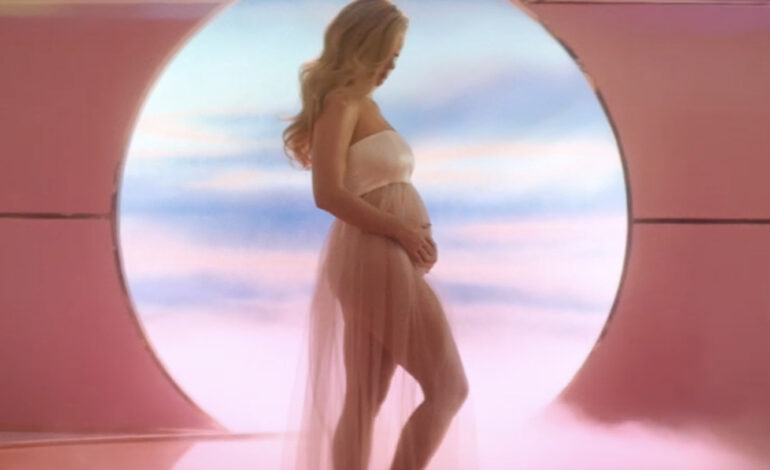 Katy Perry confirma su embarazo en el vídeo de ‘Never Worn White’