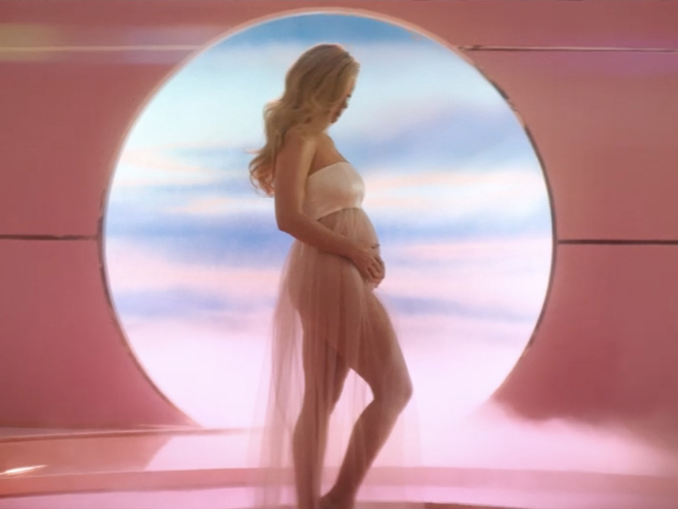  Katy Perry confirma su embarazo en el vídeo de ‘Never Worn White’