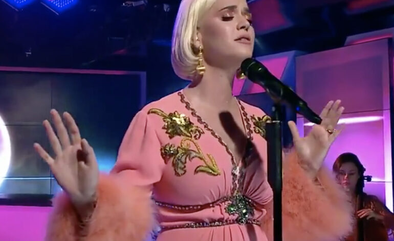Katy Perry ejerce de madre cantante en el directo de ‘Never Worn White’