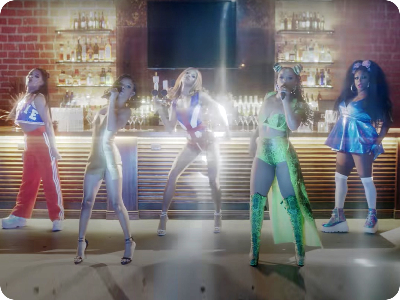  Chloe X Halle emulan -con ayuda de populares drags- a Spice Girls en su última performance de ‘Do It’