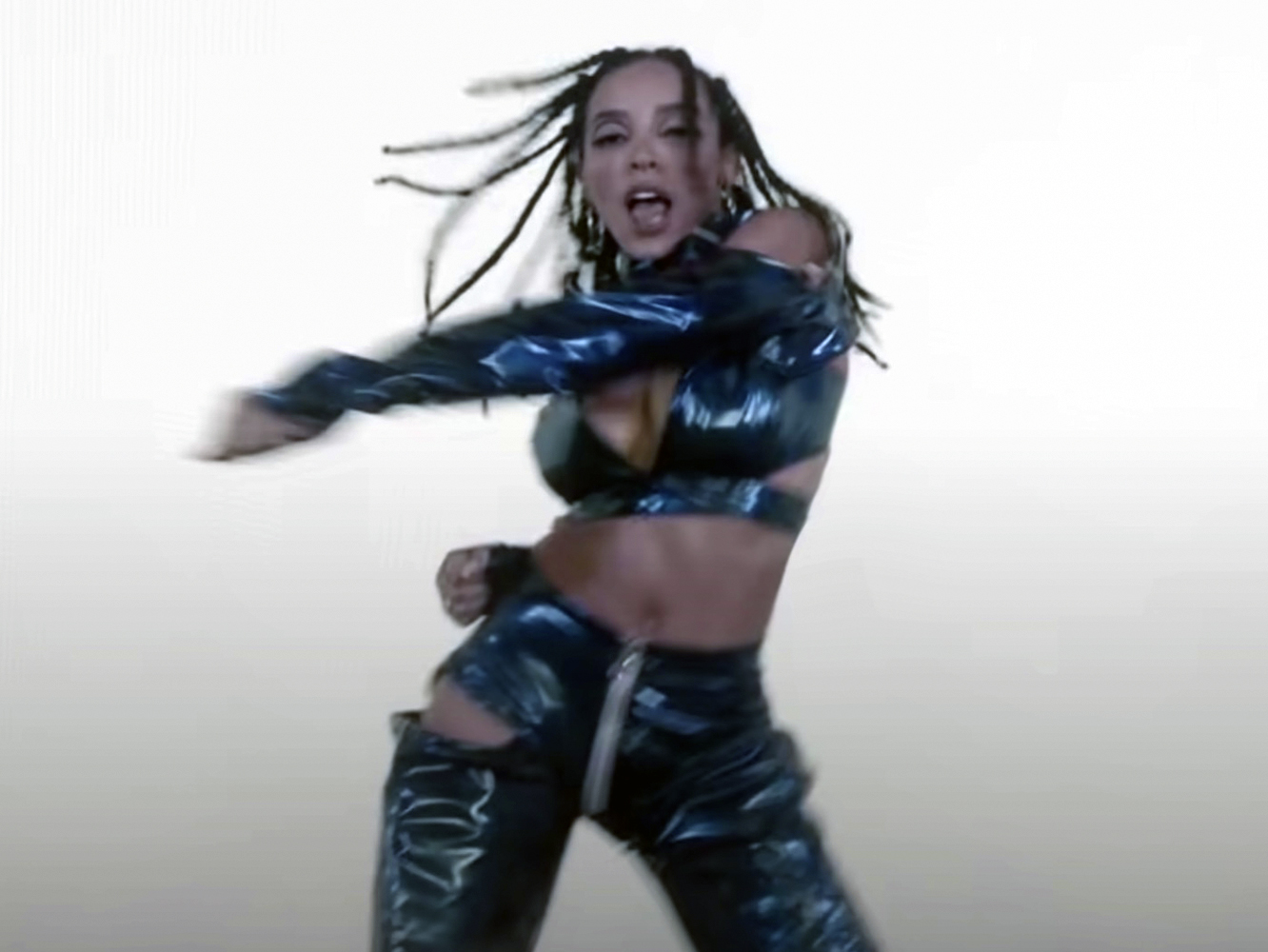 Tinashe lanza dos mini-vídeos y se postula para los próximos Grammy