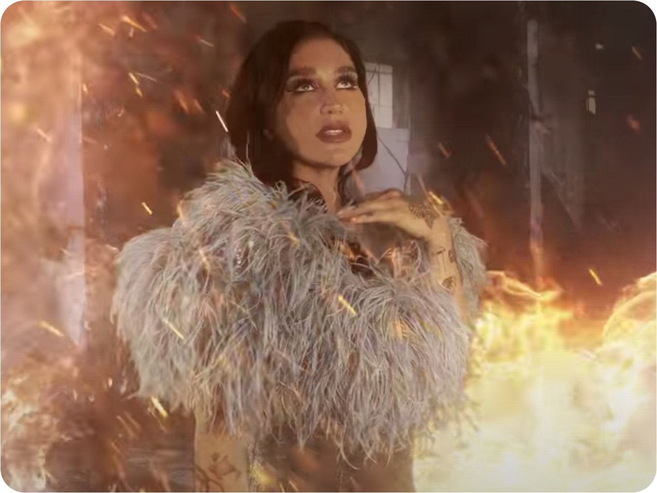  Romance gatuno trashy en el vídeo de ‘Little Bit Of Love’ de Kesha