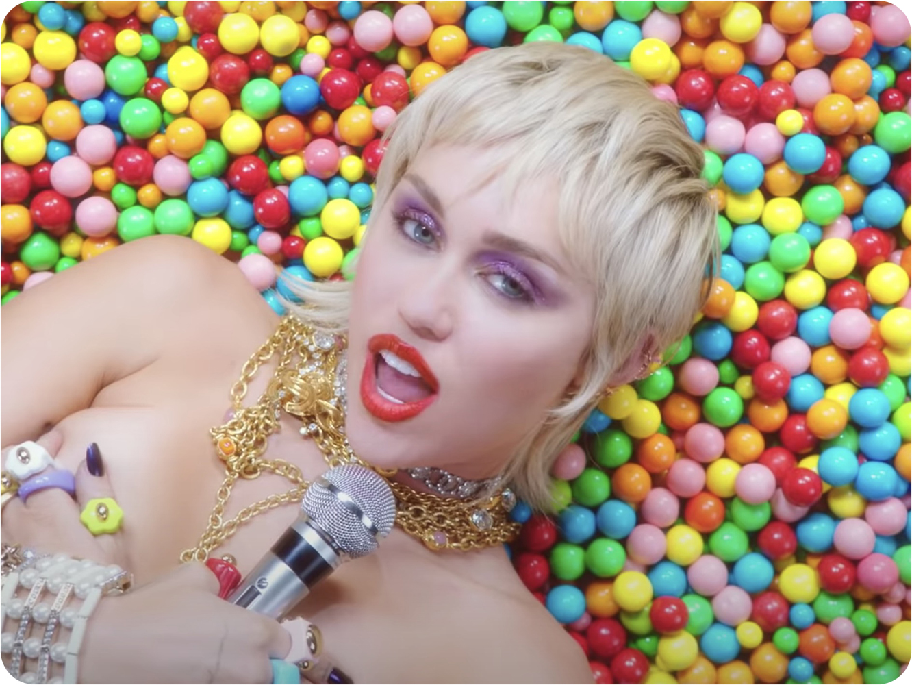  Miley Cyrus saca su Debbie Harry interior en su notable comeback, ‘Midnight Sky’