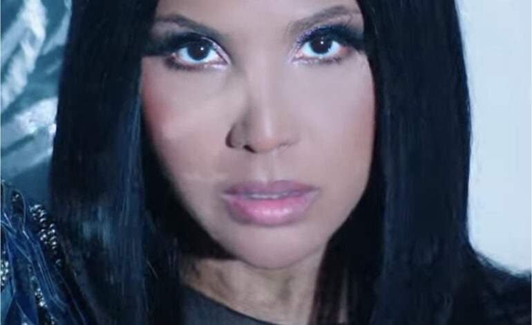 Toni Braxton sirve rollo de chunga -por algún motivo- en el vídeo de ‘Dance’