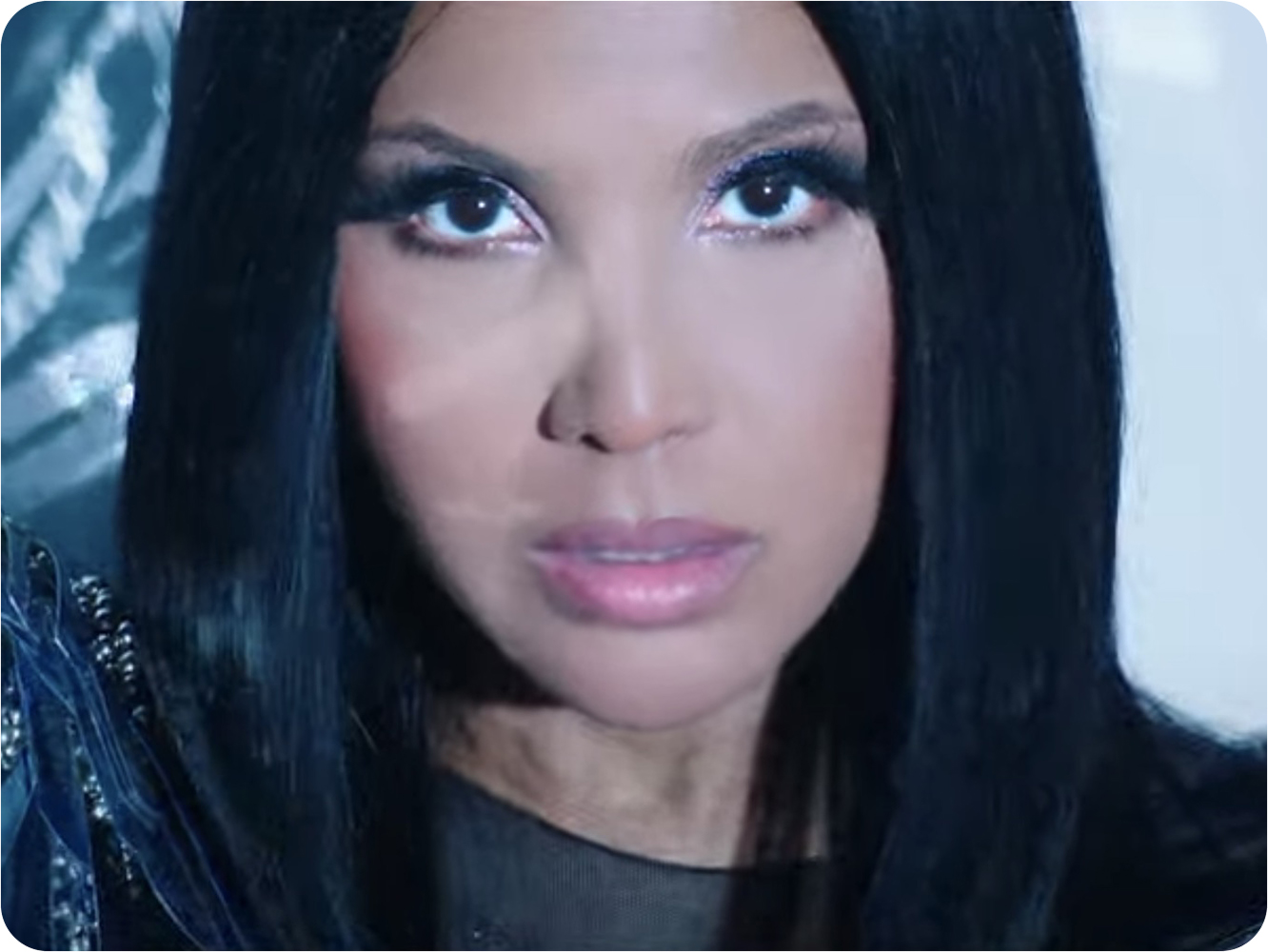  Toni Braxton sirve rollo de chunga -por algún motivo- en el vídeo de ‘Dance’