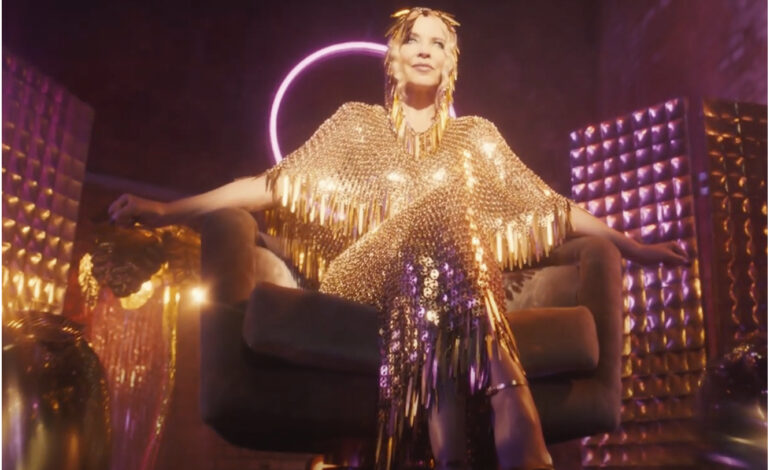  Kylie tira hacia el lado obvio de ‘Disco’ en su nuevo single y vídeo, ‘Magic’
