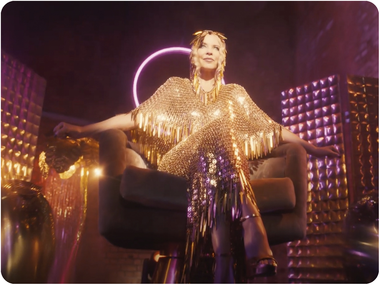  Kylie tira hacia el lado obvio de ‘Disco’ en su nuevo single y vídeo, ‘Magic’
