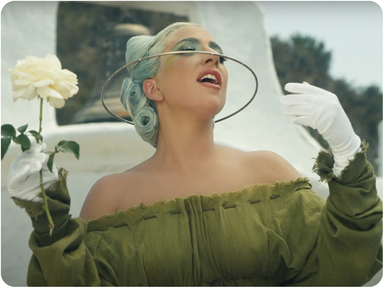  Lady Gaga quedó absolutamente satisfecha con el final de ‘Los Serrano’, según aclara ‘911’