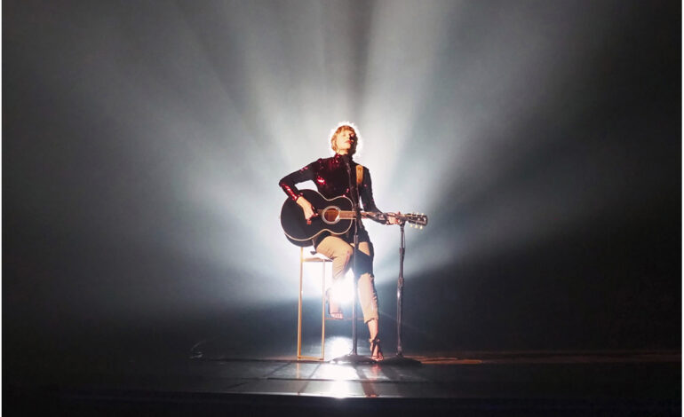  Taylor Swift vuelve a los CMA con una actuación súper sobria de ‘Betty’