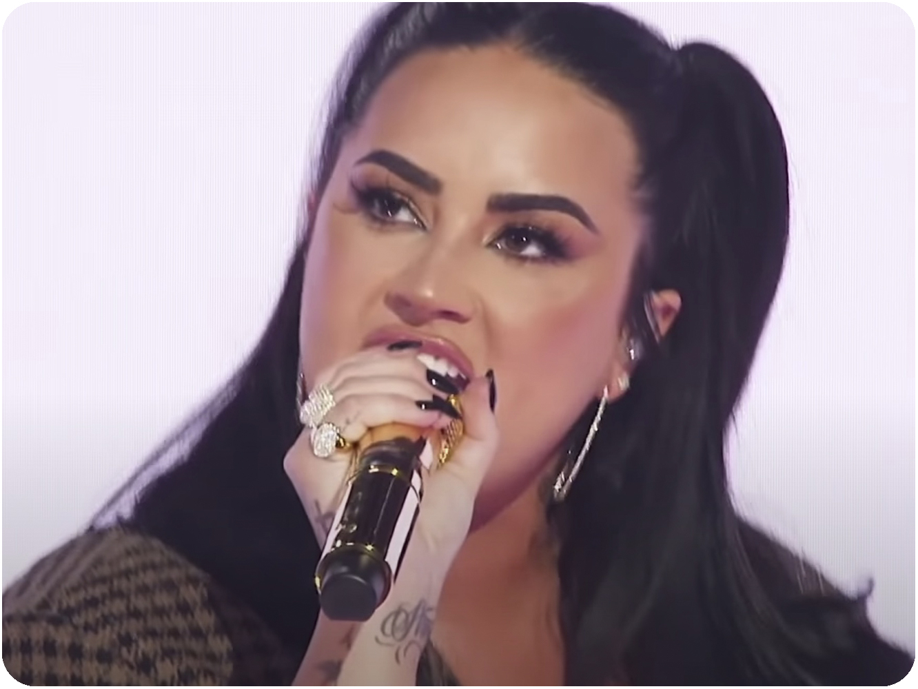 Demi estrena ‘Still Have Me’ en su último un concierto online y habla de cuando «supo» que «era» «bisexual»