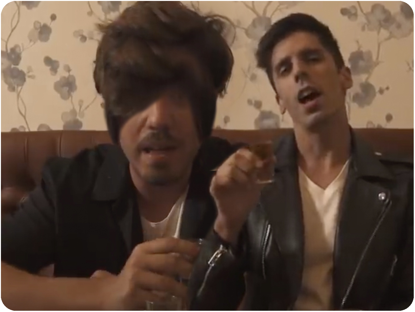  Los artistas profundamente indies Roi Méndez y Veintiuno lanza el vídeo de ‘Yo Nunca’