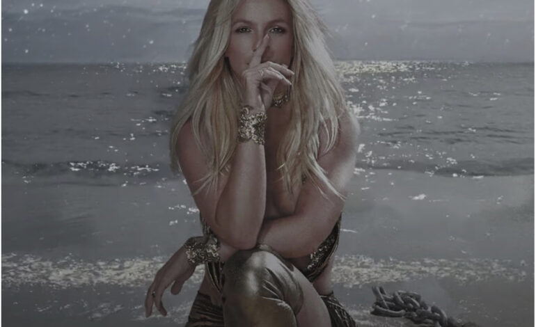  La afamada perfumista Britney Spears publica ‘Swimming In The Stars’ por su cumpleaños