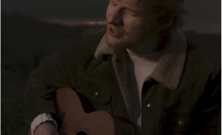  Ed Sheeran vuelve por Navidad, pero no presenta su nuevo álbum con ‘Afterglow’