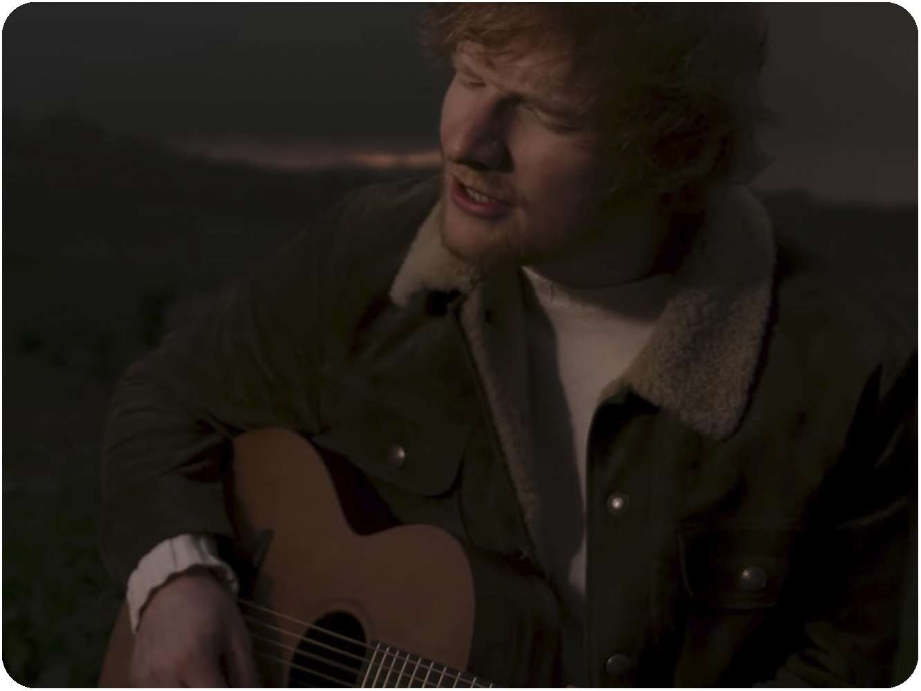  Ed Sheeran vuelve por Navidad, pero no presenta su nuevo álbum con ‘Afterglow’