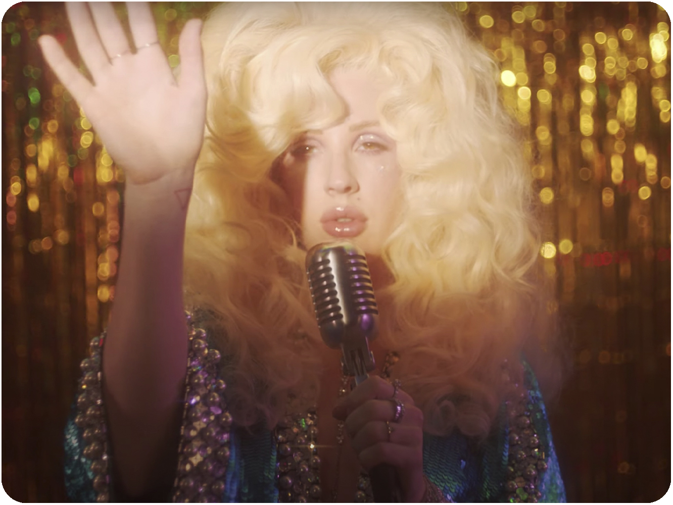  Ellie Goulding se viste de Kesha haciendo de Cher homenajeando a Dolly Parton en ‘New Love’, con Silk City
