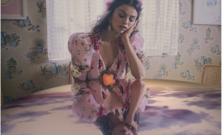 El único detalle que le falta al disfraz latino de Selena Gomez en ‘De Una Vez’ es la mitad de la canción