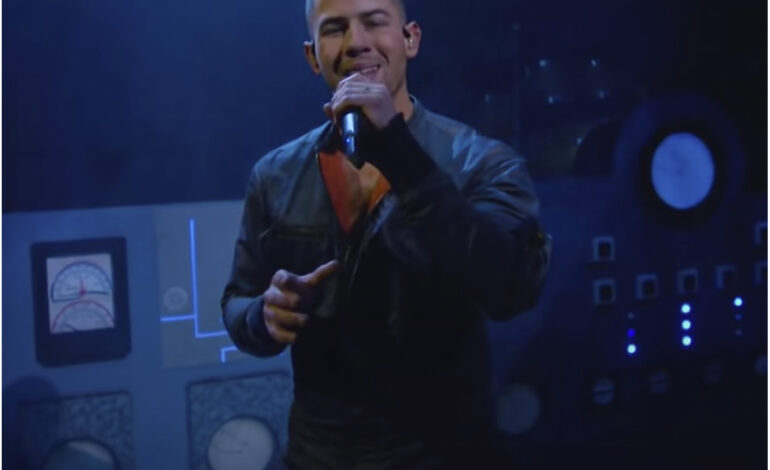  Nick Jonas estrena nuevo tema y vuelve a dejarse el mordedor puesto en ‘Saturday Night Live’