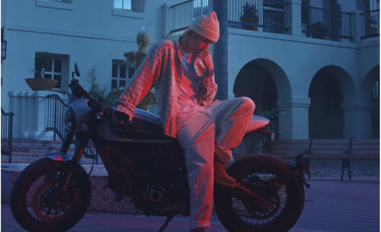 Justin Bieber sigue disfrazado de clase baja en el vídeo de ‘Hold On’, otro corte simpático más