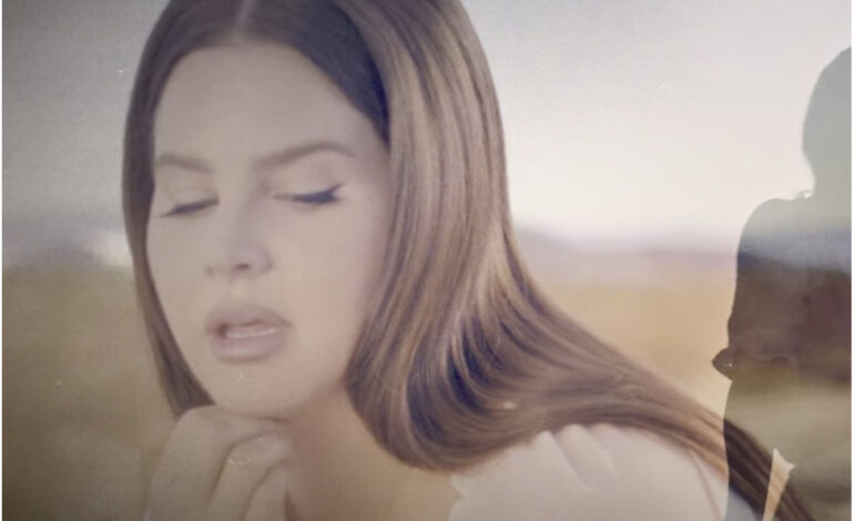  Lana Del Rey batalla por comunicarse con las belugas en ‘White Dress’, su nuevo single