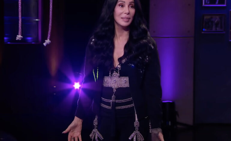  Cher demuestra tener poco ojo para detectar pelucas ajenas en el show de James Corden