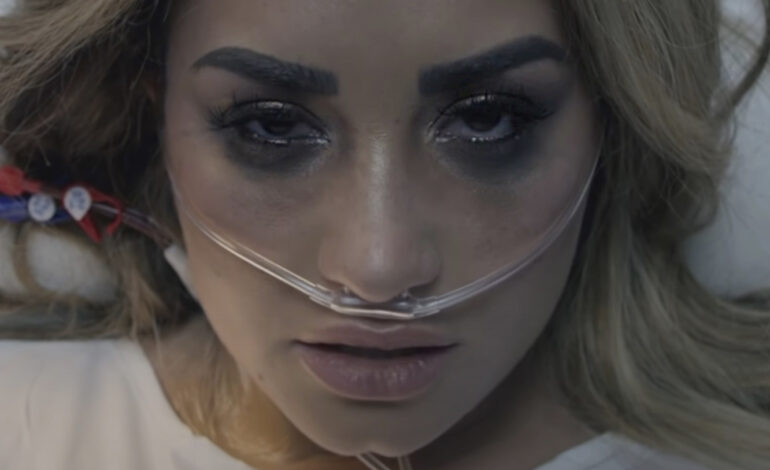  El equipo de Demi Lovato no tiene un ápice de vergüenza, vista la porquería que es el vídeo de ‘Dancing With The Devil’
