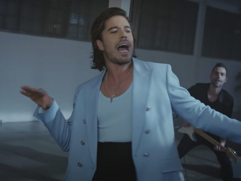 Millennial ‘Dos Hombre Y Un Destino’ para el nuevo single de Roi Méndez, ‘En La Misma Dirección’