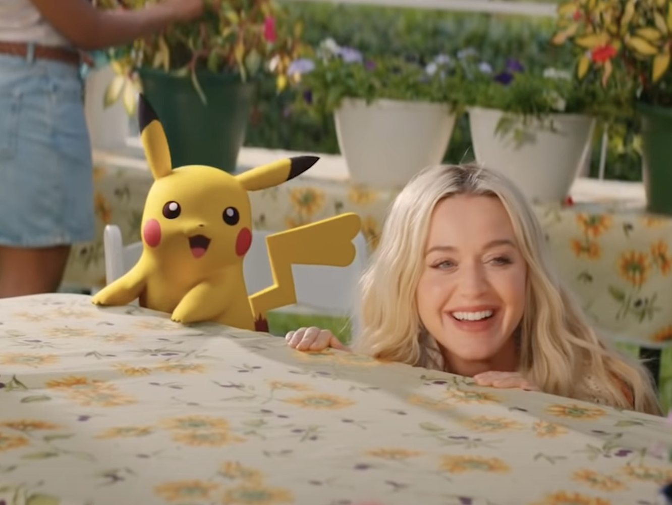  Katy Perry cambia el Delorean por Pikachu en su viaje al pasado para ‘Electric’
