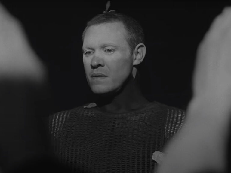 “Teatro, teatro, teatro, tan solo teaaaaatro” en lo nuevo de Will Young, el cover de ‘Daniel’ de Bat For Lashes