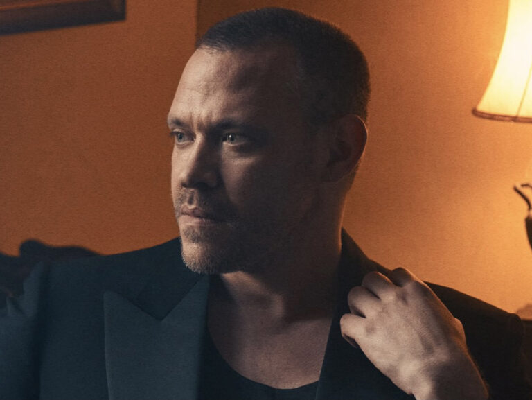 Will Young se mantiene bastante fiel al ‘Elizabeth Taylor’ de Clare Maguire