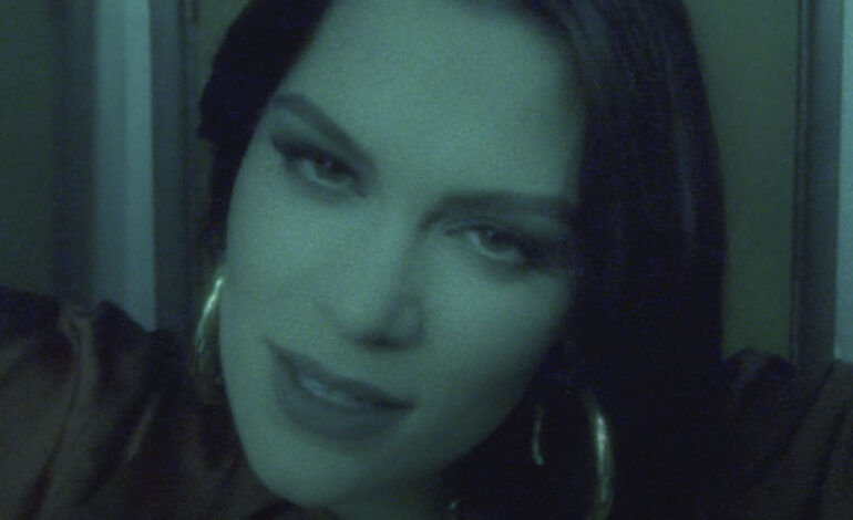  Jessica Jay viaja al pasado en el vídeo de ‘I Want Love’