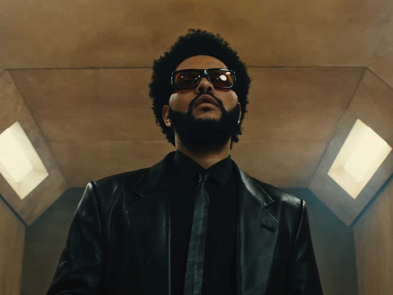  The Weeknd batalla contra Rapunzel en el vídeo de su brillante nuevo single, ‘Take My Breath’